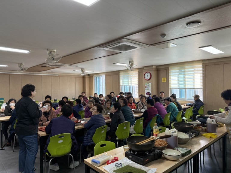 여수향토요리문화학원 김명진 원장, 소라종합사회복지관에 오란다 만들기 후원