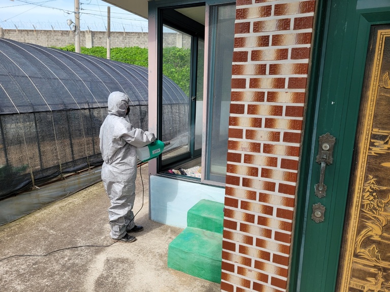 노인맞춤돌봄서비스, 취약계층 어르신 가정 방역서비스 진행