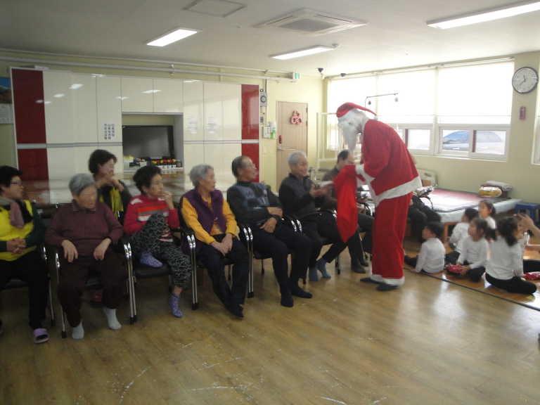 지역자원연계 <아이사랑 어린이집 아이들과 산타맞이>