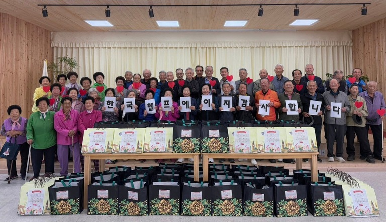 소라종합사회복지관, 한국헬프에이지 어버이날 지원사업으로 저소득 어르신 50명에게 물품 전달