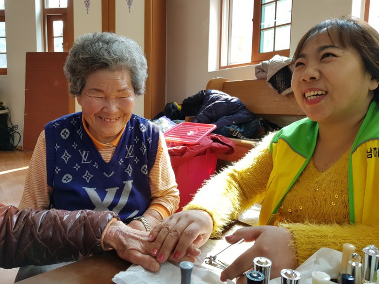 한마음봉사단-마사지 및 네일아트 진행