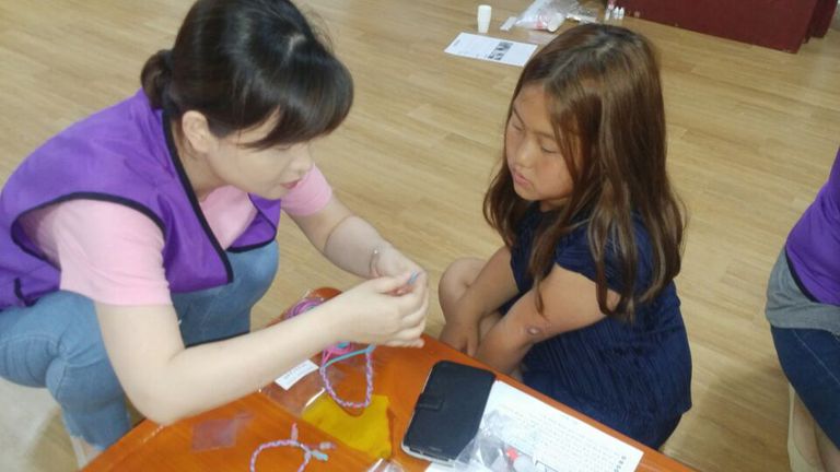 도성마을 아이들과 모기퇴치 팔찌 만들기