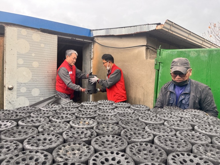 LG화학 여수공장 온기를 전하는 연탄 500장 후원