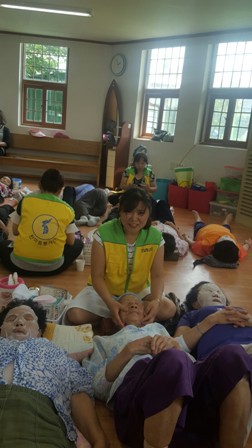 한마음봉사단과 함께하는 자원봉사-마사지 실시